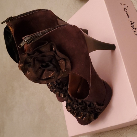 Two Pairs of Gray Color & Dark Brown Suede Poetic License Heels - Picture 5 of 12